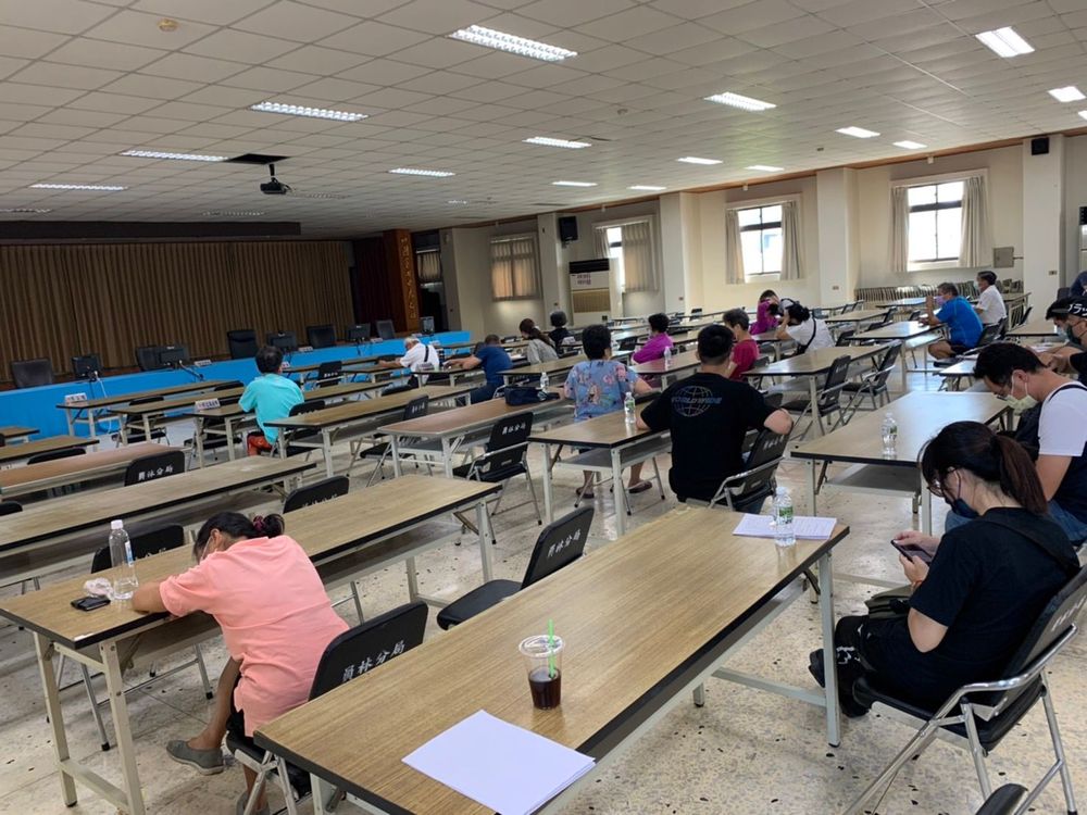 檢警傳訊里民到案說明。民眾提供