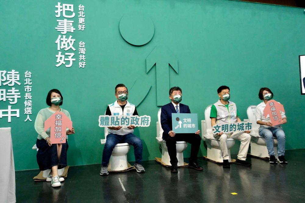 吳思瑤(左)說,目前1個國產免治馬桶造價6000元左右。陳志淵攝