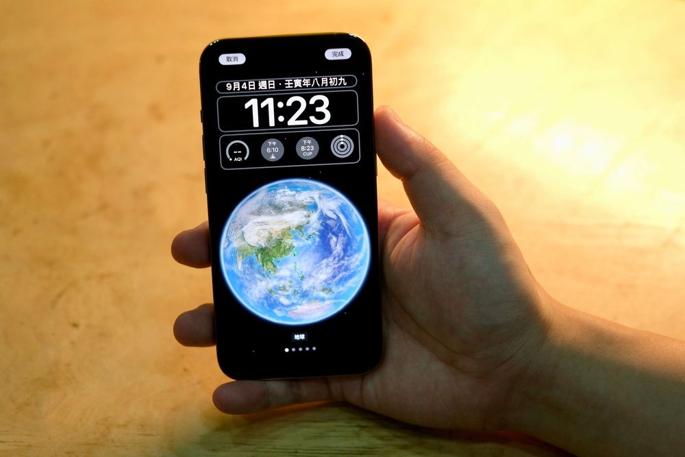 iOS 16 全新鎖定畫面。陳志淵攝