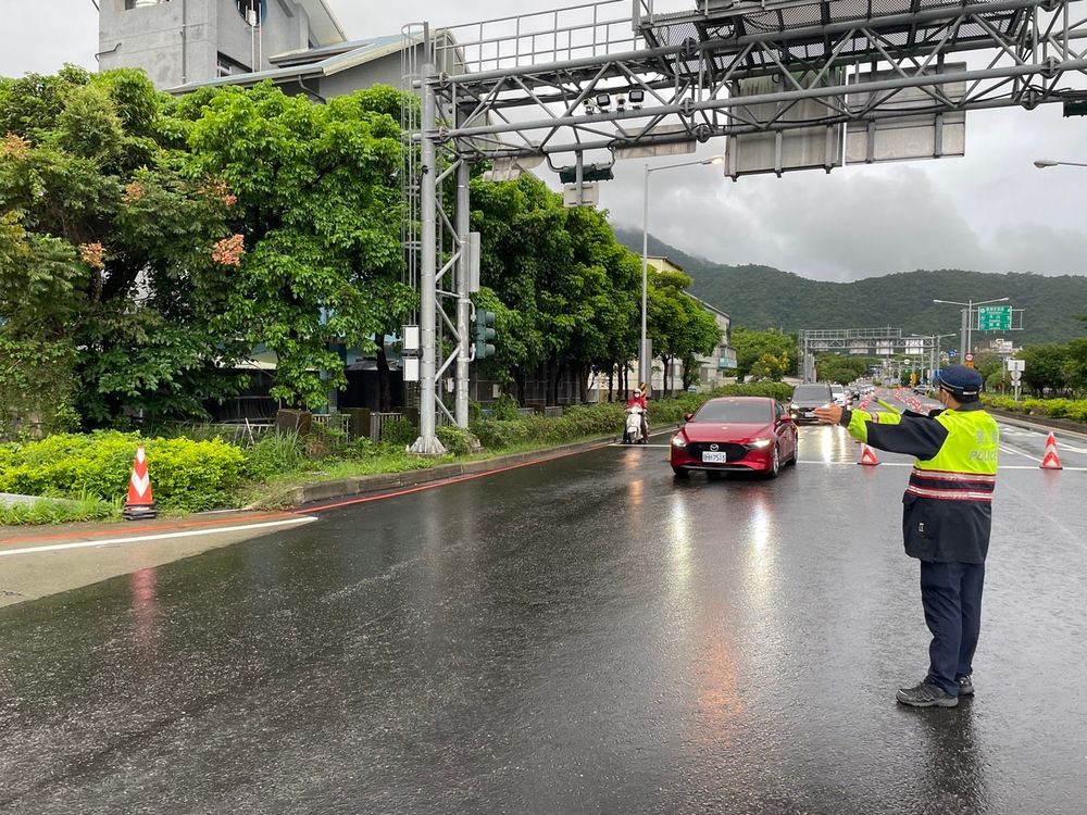 警方指揮疏導交通。翻攝畫面