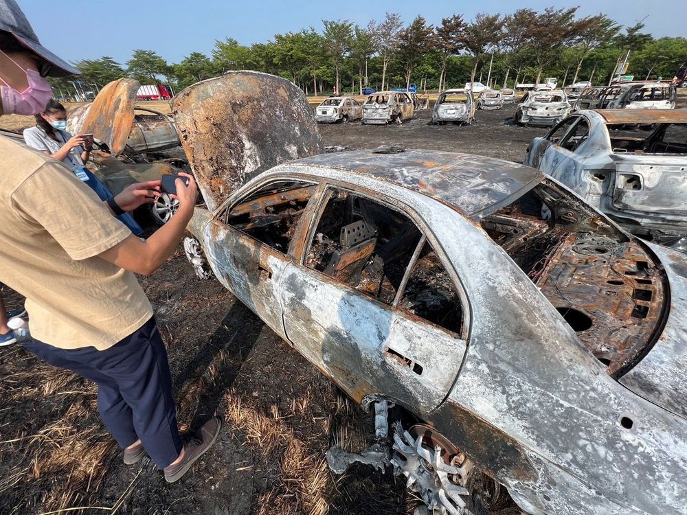 現場一輛據稱四代EVO轎跑車完全燒毀。魏嘉良攝