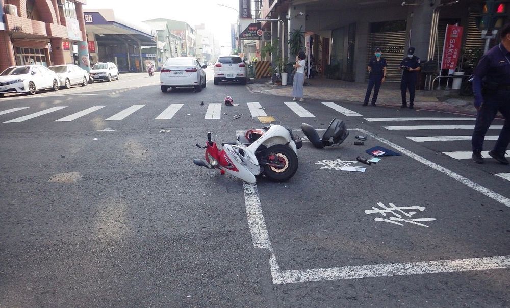 中華二路與熱河二街口發生車禍,女騎士送醫。讀者提供