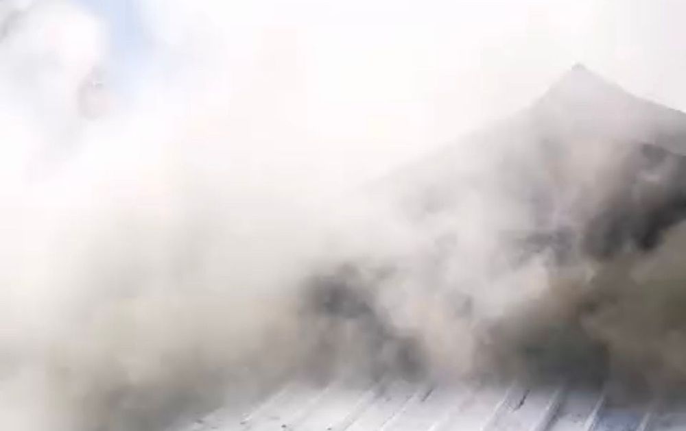 濃煙沿著鐵皮屋簷竄出。民眾提供