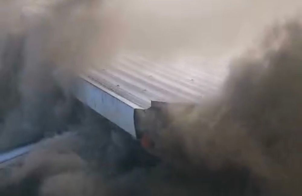 濃煙沿著鐵皮屋簷竄出。民眾提供