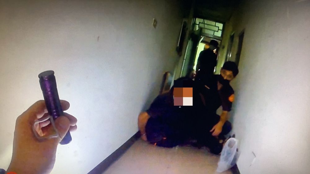 警方合力壓制戚嫌。讀者提供