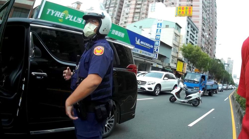 車門打開後,警方聞到劉姓男子講話傳出酒味,立刻要他下車受檢。讀者提供