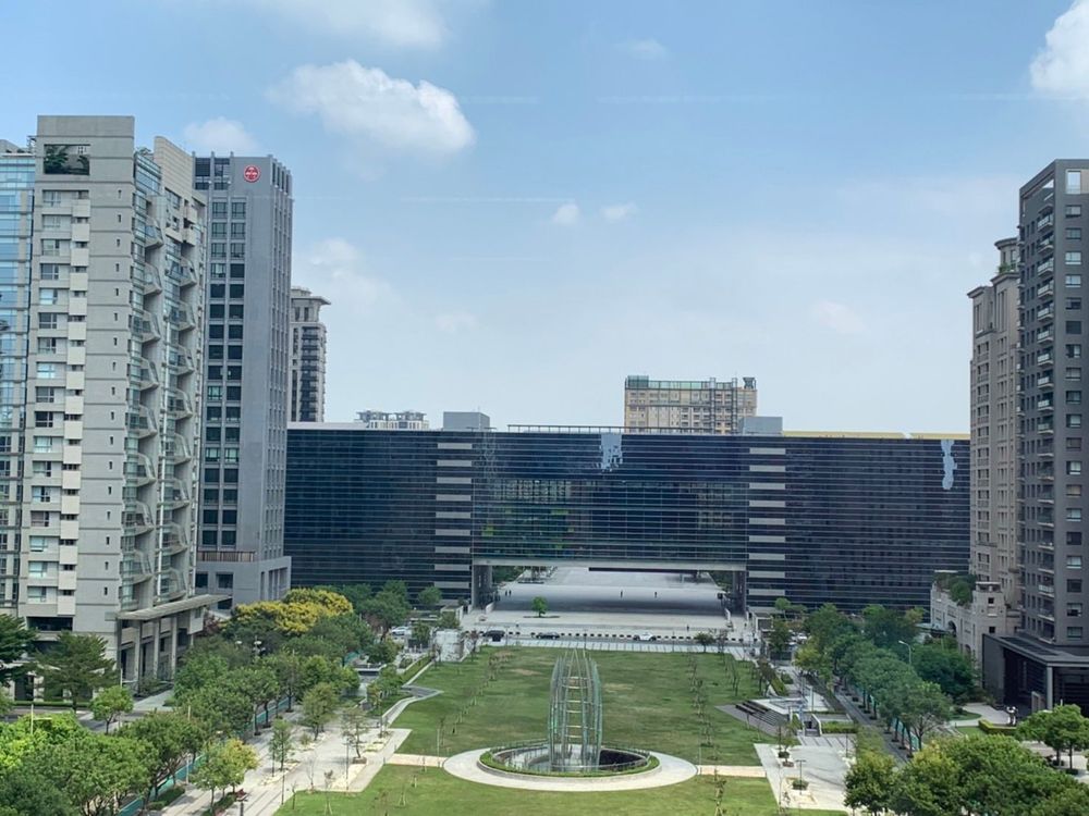 台中市政府氣派辦公大樓驚傳墜樓。曾雪蒨攝