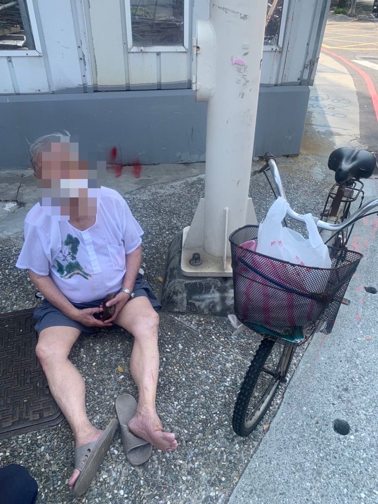 賴翁日前獨自騎腳踏車外出,因身體不適,跌坐在地。翻攝畫面
