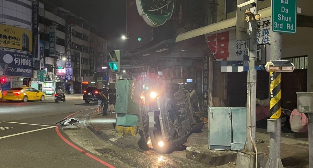 王男酒駕自撞路口號誌箱及台電變電箱。讀者提供