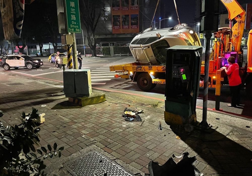 現場路口交通號誌箱及台電變電箱雖遭波及，但設備均仍正常運作。讀者提供