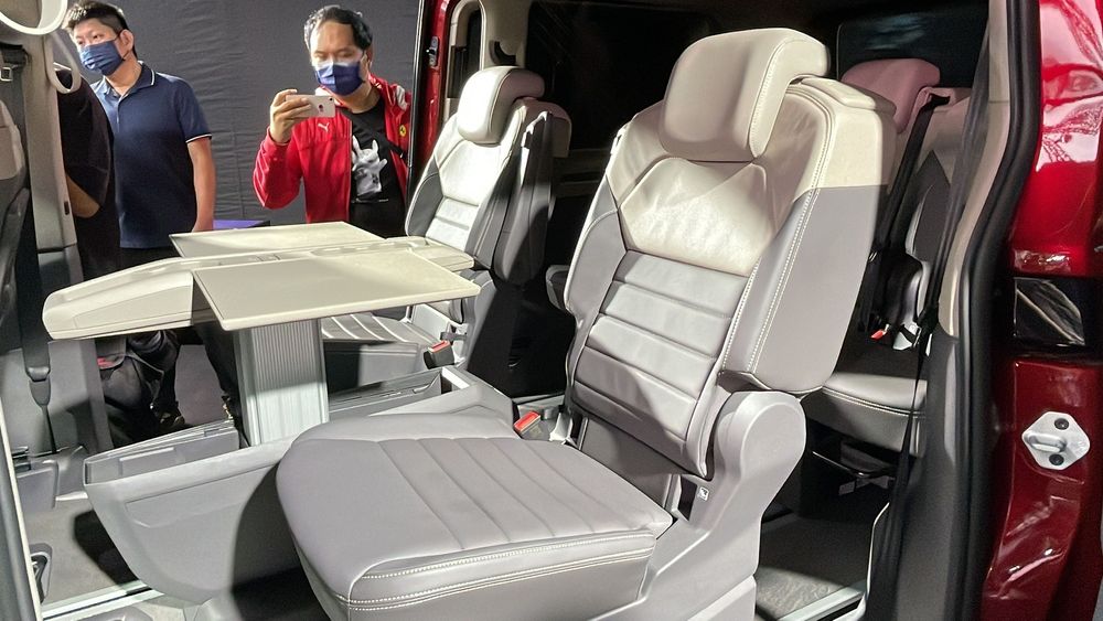 Multivan Style車型車內配置全新鷗翼式多功能桌。林浩昇攝