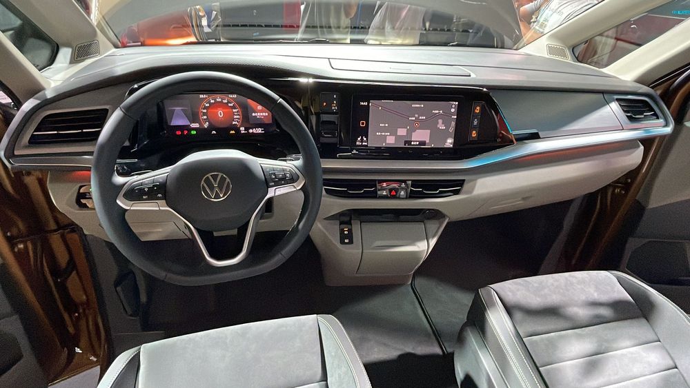 Multivan內裝全面走向數位化,全車系採用新世代Active Info Display 10.25吋全邏輯數位化儀表,排檔也改為電子線傳設計。林浩昇攝