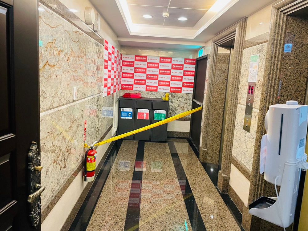 警方在電台外拉設封鎖線。翻攝畫面