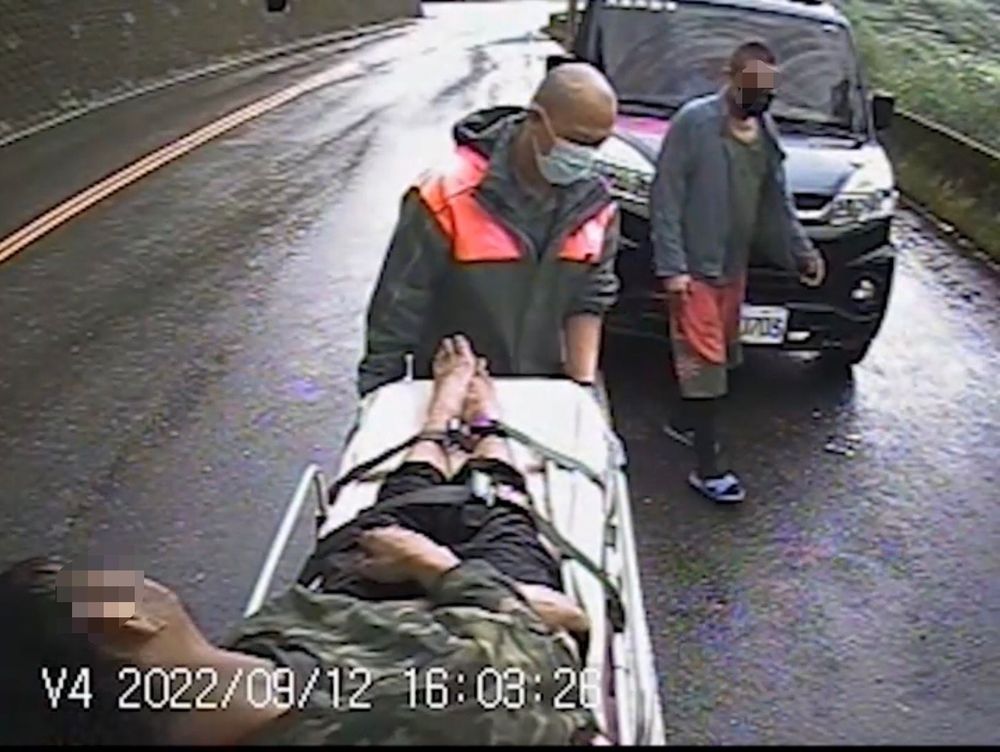 消防局獲報,出動救護車緊急將昏迷林男送醫搶救。讀者提供