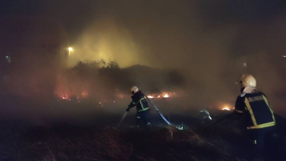 兩起燒草火警雖均在1個小時內迅速將火勢撲滅,但燃燒野草面積仍達2100平方公尺以上。警消提供