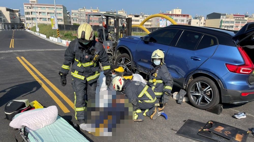 賴姓巡佐昨騎重機上班途中與另向休旅車撞上，人卡在車底下傷勢嚴重。民眾提供