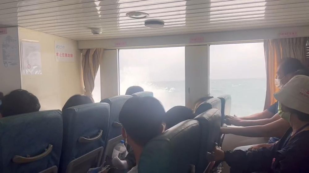 船隻頂浪起伏,也讓遊客像搭上海盜船般驚叫連連,航程中猶如搭上雲霄飛車。許逸民攝