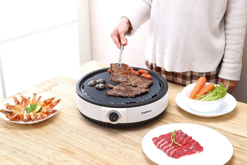 康寧SNAPWARE SEKA 火鍋烤肉兩用電陶爐特價2,999元。業者提供