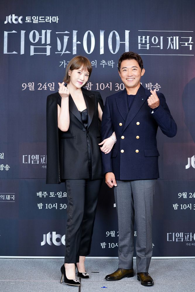 金宣兒（左）、安在旭笑說2人平常很熟，對戲時反而感覺很微妙。friDay影音提供