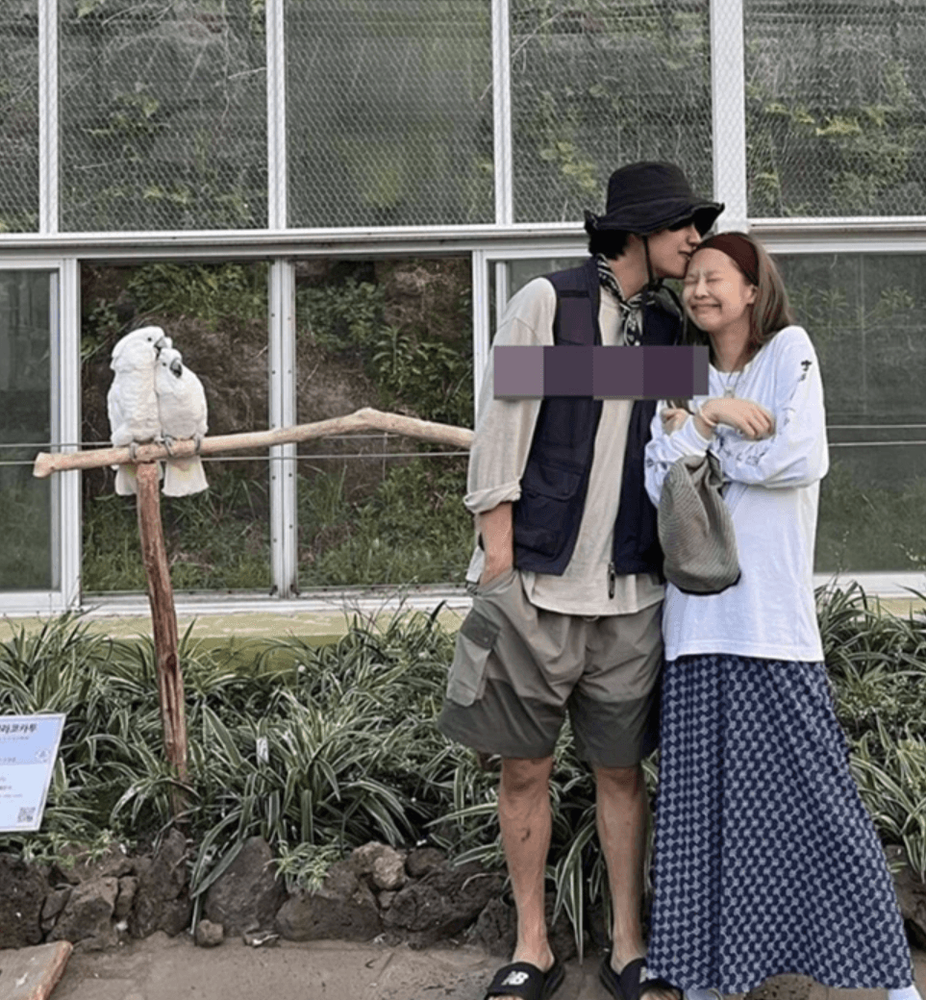 V(左)甜吻Jennie額頭的原圖曝光,旁邊還有一對鸚鵡,地點在濟州島。翻攝推特