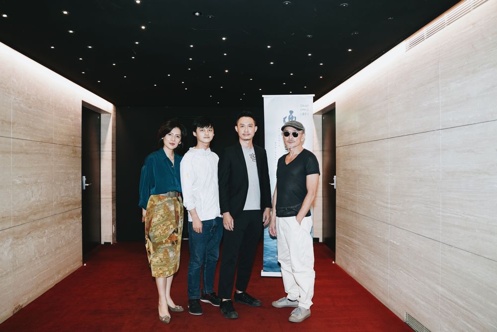《兜兜風》演員黃柔閩（左起）、黃劭揚、導演詹凱迪和林鉅合影。瀚草影視提供