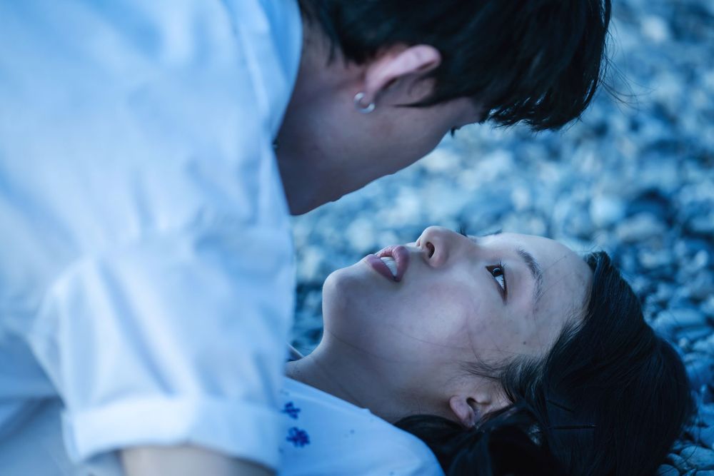 王渝萱（下）表示自己是不能接受這樣的第一次經驗，因為礫灘的石頭實在太痛了，葉廷麒的膝蓋都受傷。奇葩娛樂提供