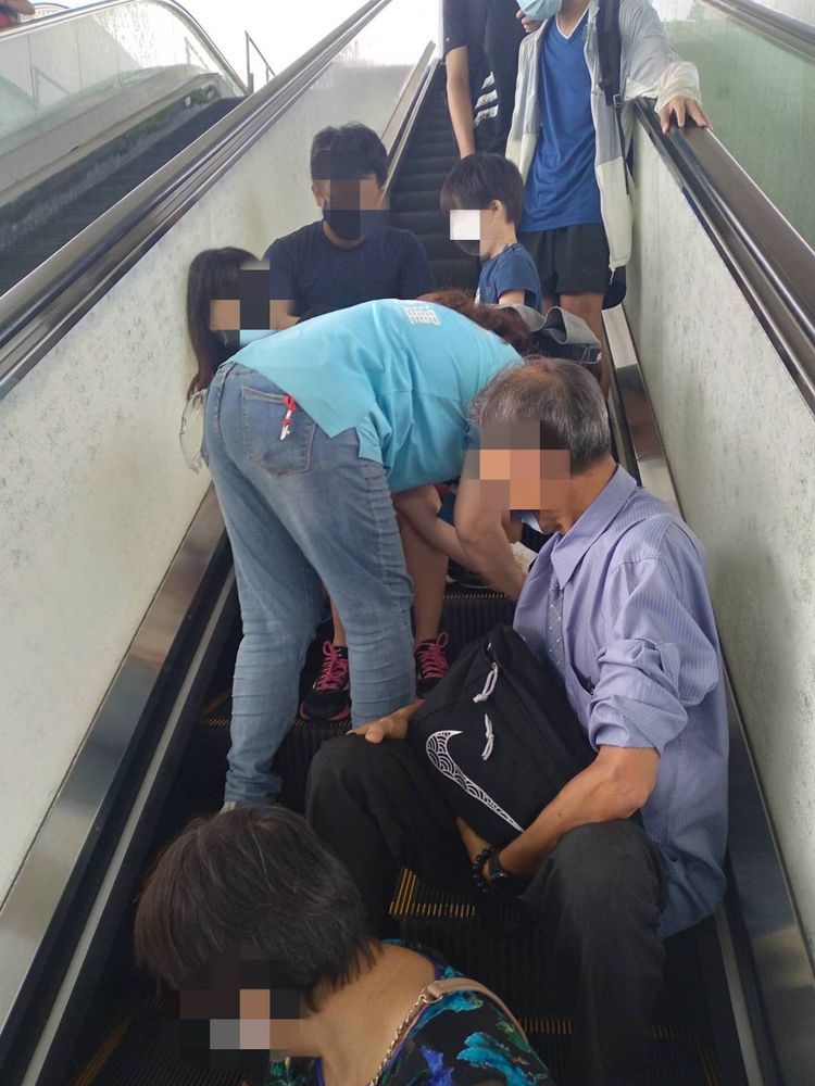 老先生跌倒後摔，當時一對年輕夫婦及2個小孩站在手扶梯上，夫妻沒有受傷，但小朋友頭部挫傷。 高市府提供