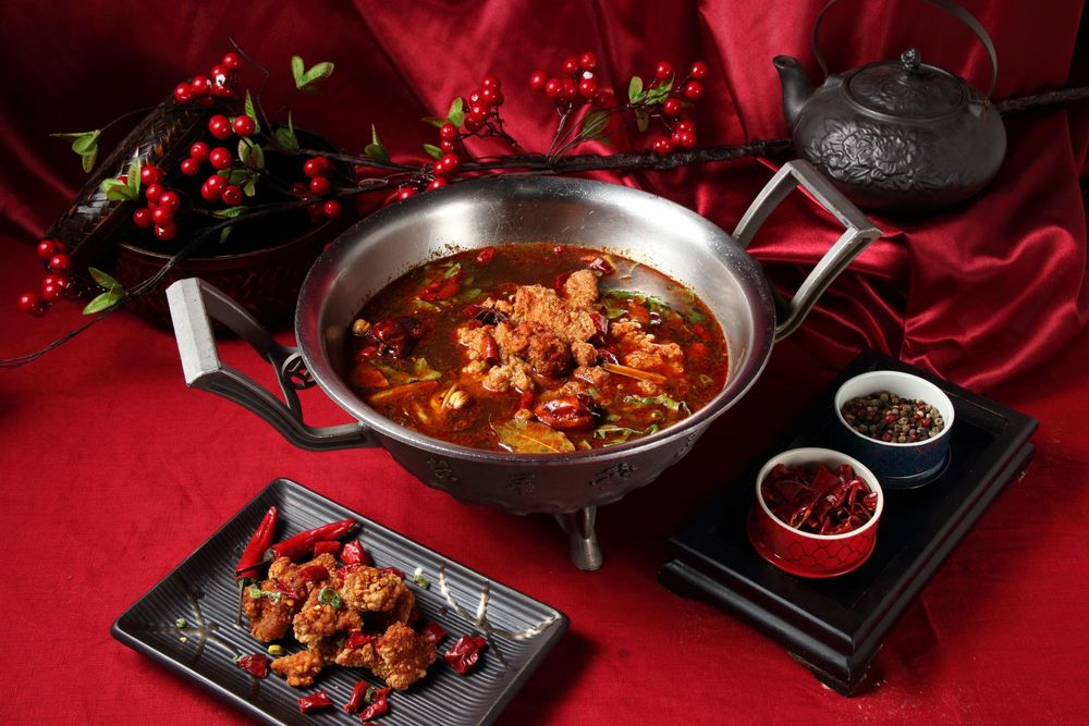 炸雞放入麻辣鍋吸附湯汁，迸出絕佳新滋味。這一鍋提供