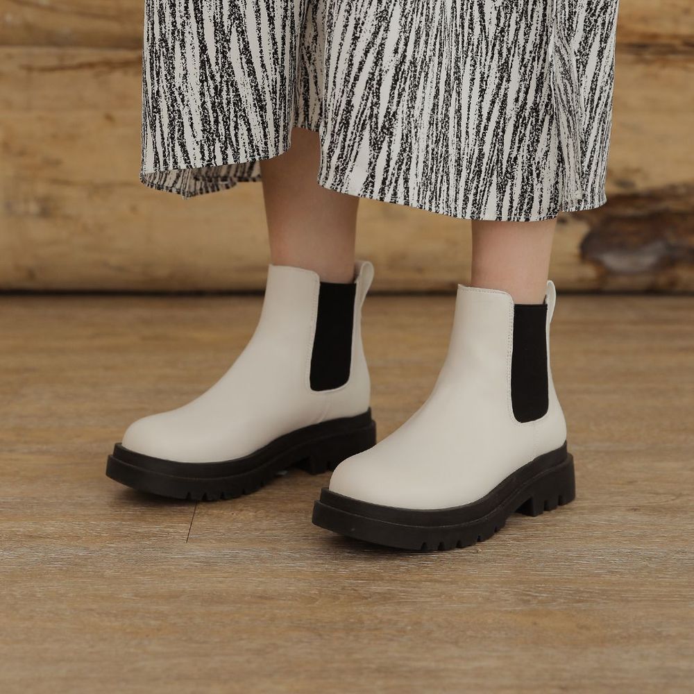 英式潮流的经典代表「松糕鞋底切尔西短靴。业者提供