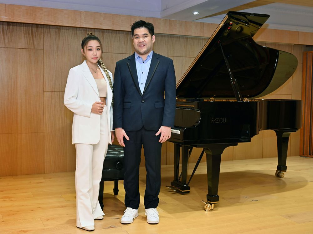 艾薇（左）與黃裕翔首度合作卻默契十足。環球音樂提供