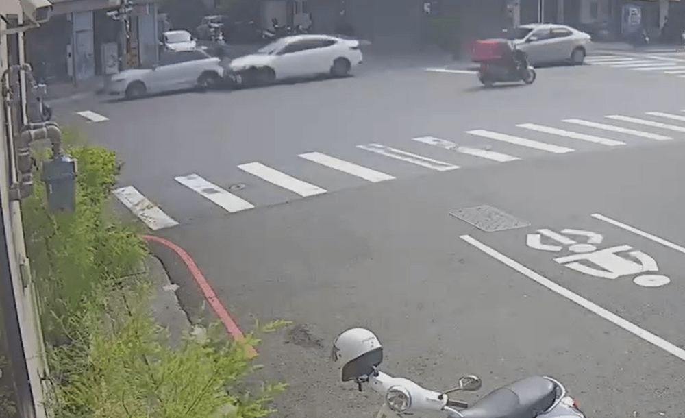 監視畫面清楚拍下肇事過程,陳姓少年在毫無煞車的狀況下,追撞前方一部機車及三輛自小客。讀者提供