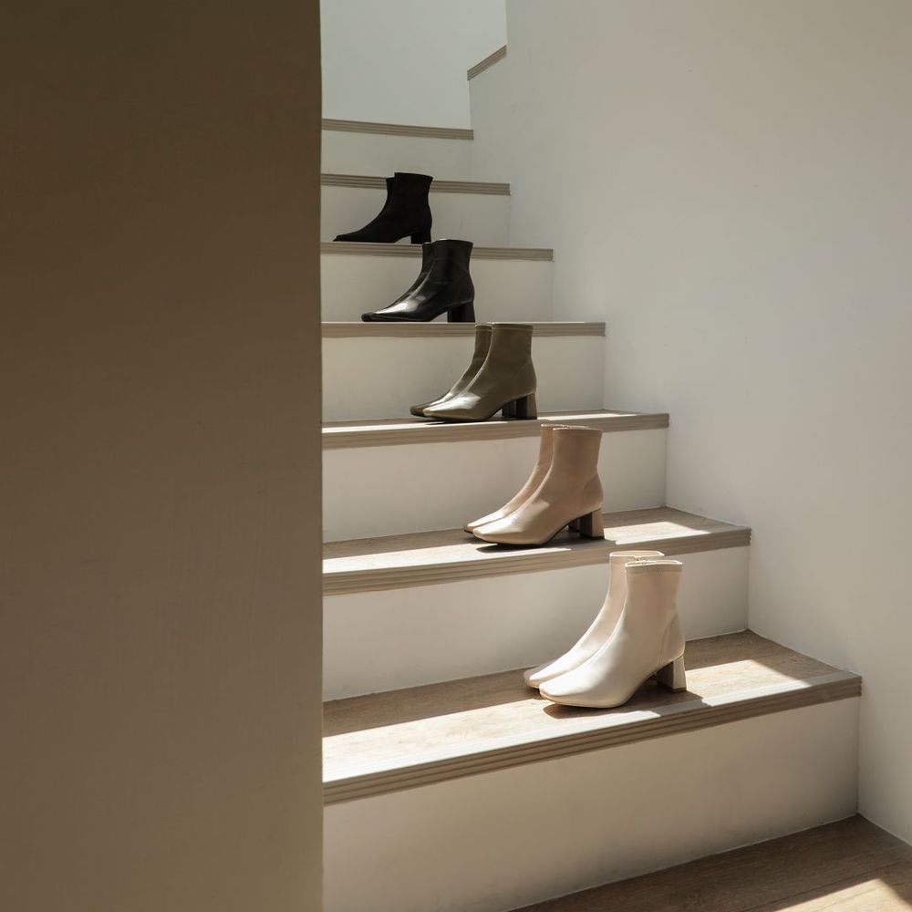 女孩秋冬的时髦指标「素面方头中跟瘦瘦靴」。业者提供