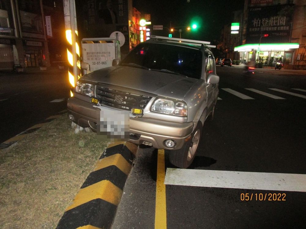 休旅車左前輪直接開上中央分隔島。讀者提供