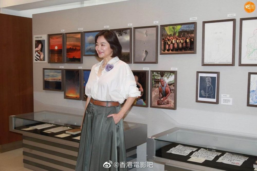林青霞拿出私藏的作品和粉絲分享。翻攝香港電影吧微博