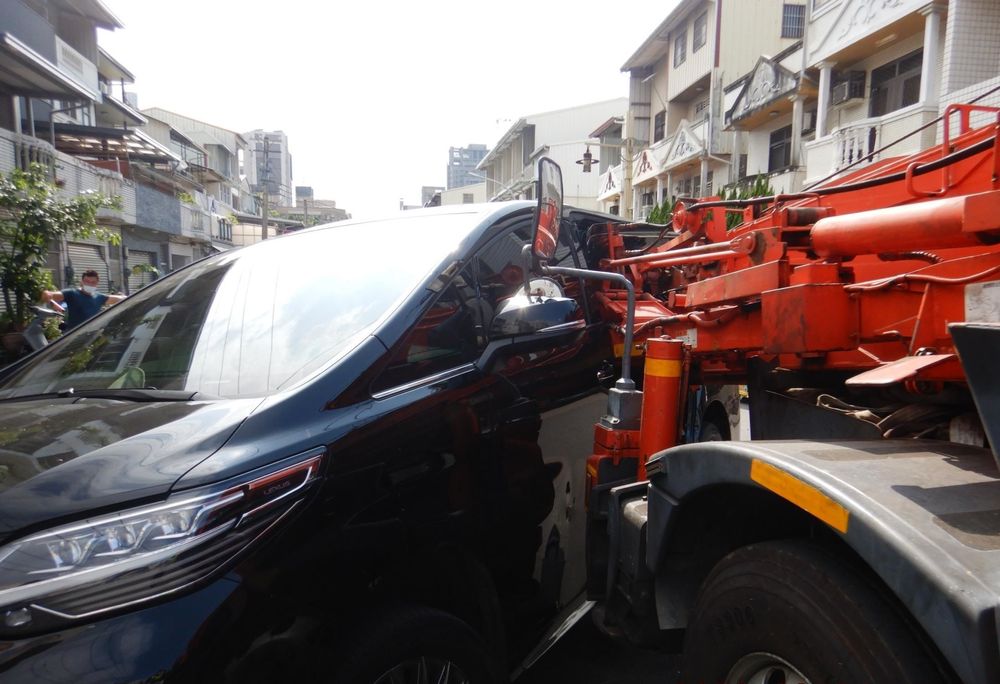 吊車吊臂差點擊中商旅車駕駛。讀者提供
