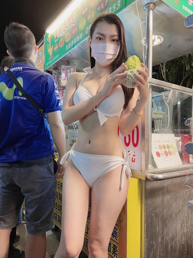 比基尼辣妹攻佔台中總站夜市,為甘草芭樂攤商拉抬買氣。王煌忠攝