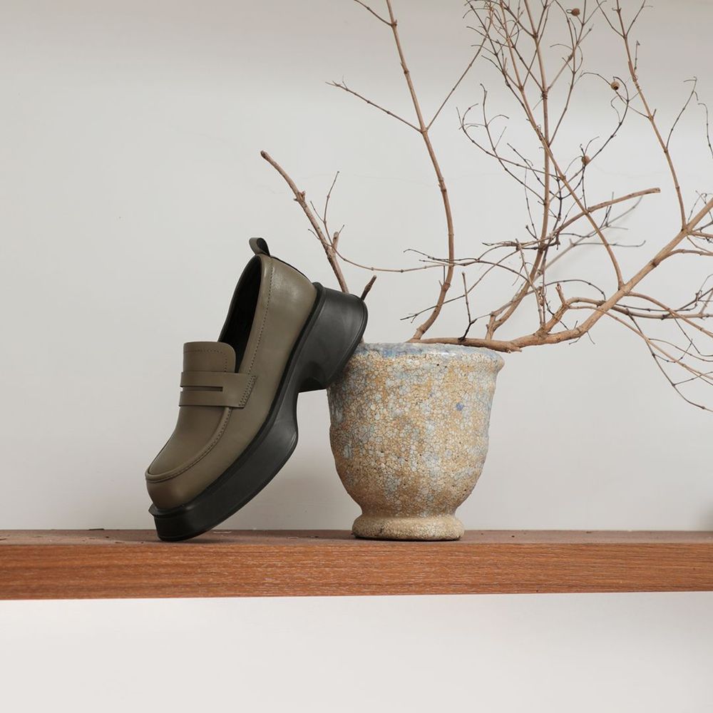 清新校园感「经典款轻量厚底乐福鞋」。业者提供