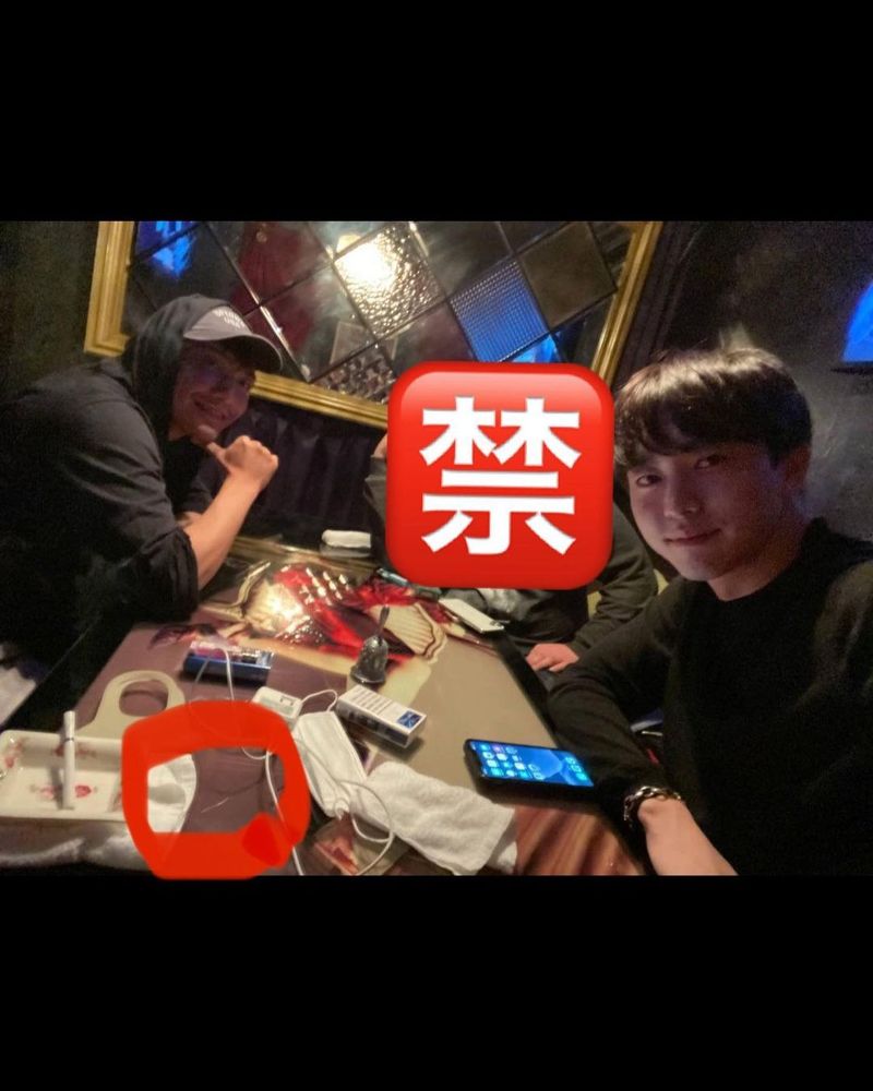 東谷義和宣稱這張是成宮寬貴(左)與男友的合照,桌上擺著古柯鹼,只有他和神奈川警方有這張照片。翻攝東谷義和IG