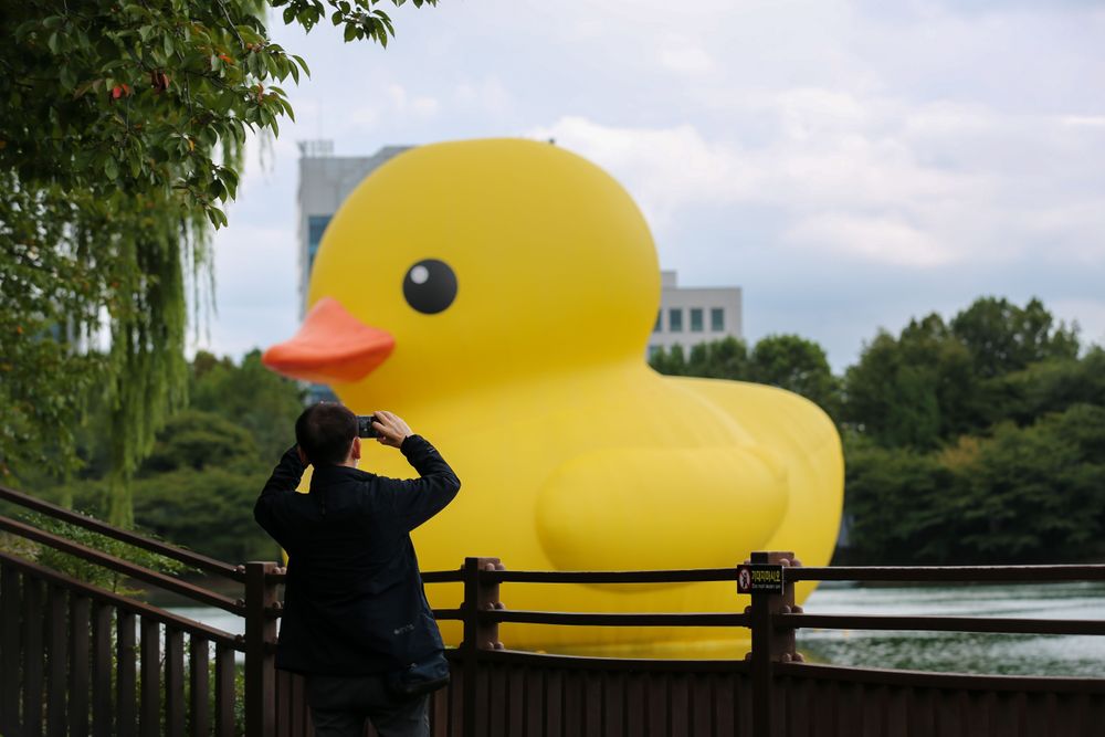 大黃鴨8年前到南韓訪問，曾締造5百萬人參訪的紀錄。新華社