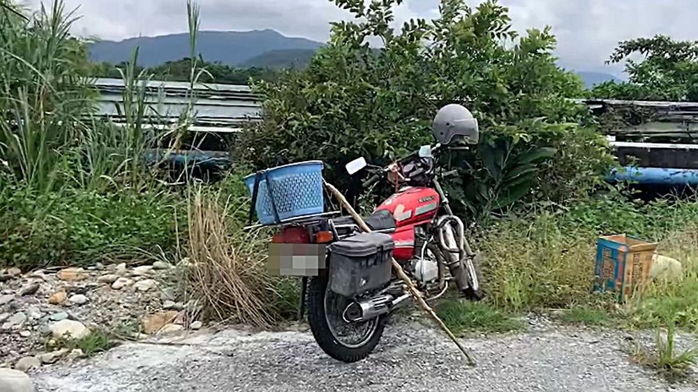 家屬發現老翁騎乘的機車停在溪邊。民眾提供