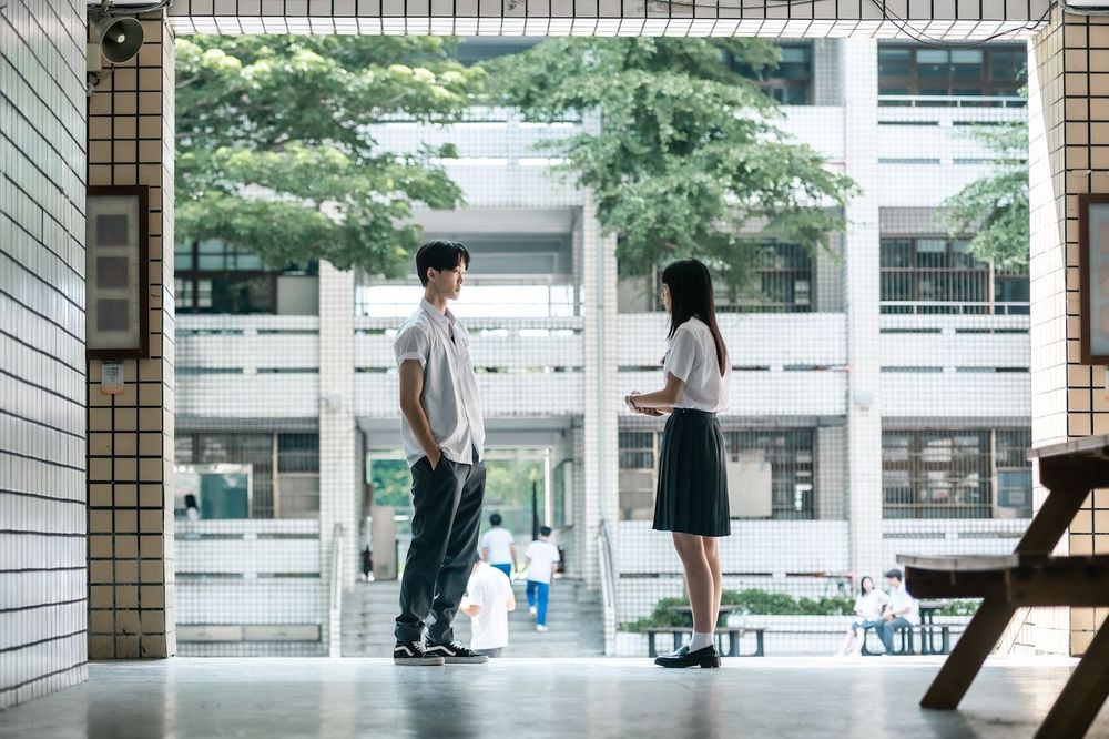 王渝萱（右）與初戀男孩葉廷麒（左）在高中校園相遇。奇葩娛樂提供