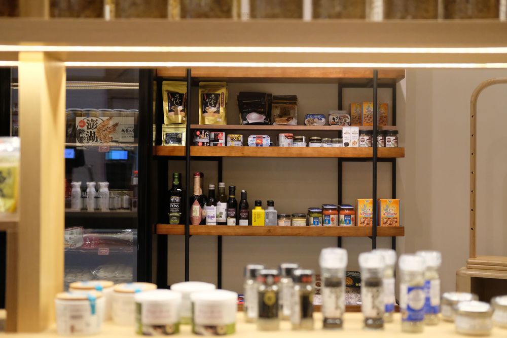 精品選物店裡有多種日本與歐陸的醬料。業者提供