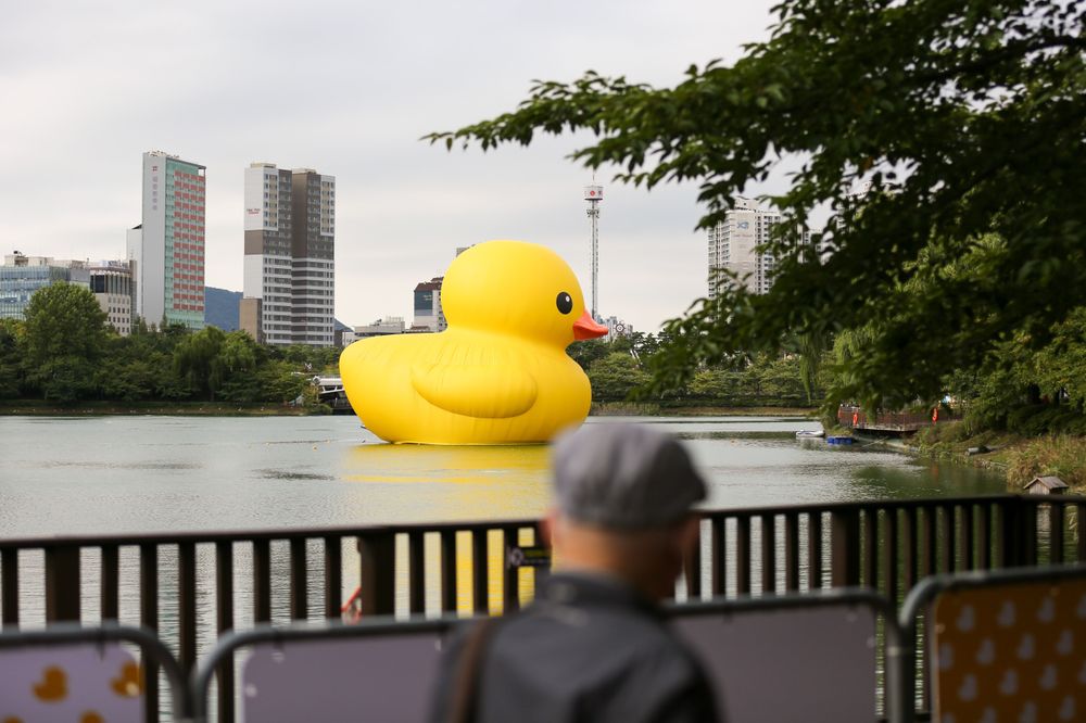展出單位還設立萬聖節留影區，讓民眾跟大黃鴨合影。新華社