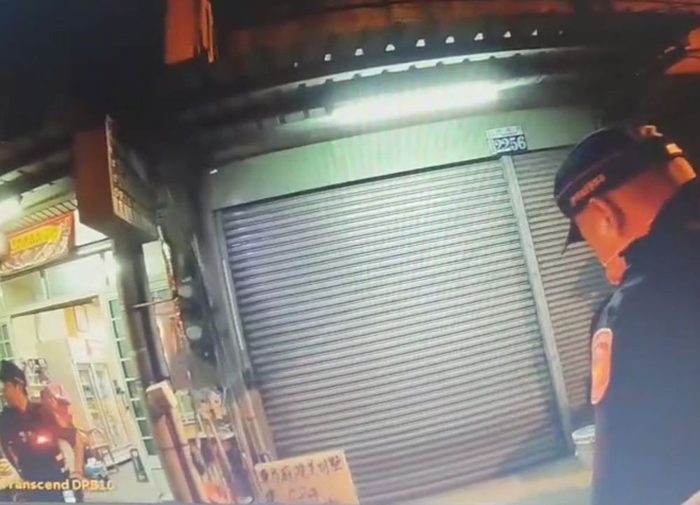 警方將涉案青少年壓制在地上。讀者提供