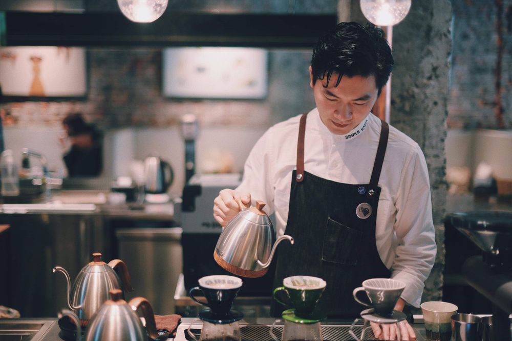 台北-米蘭航線皇璽桂冠艙旅客將可享用由台灣首位世界咖啡師大賽(WBC)冠軍吳則霖-興波咖啡，特選具有核果、焦糖及巧克力風味的深焙咖啡。長榮提供