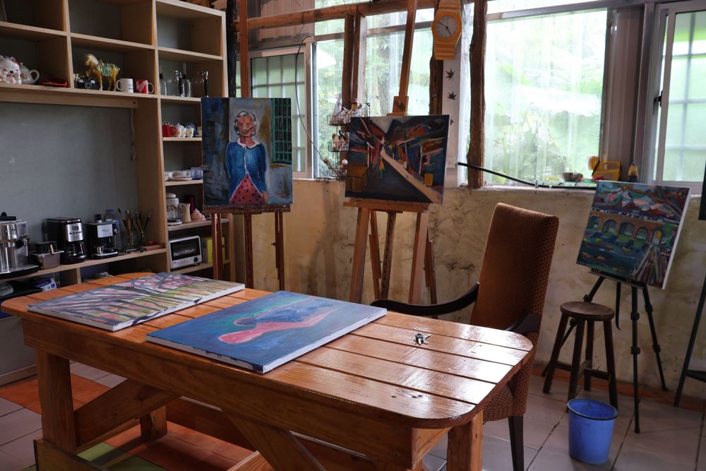 林世偉領我們進入他珍藏作品的畫室中，作品以部落山水、族人、女性居多，每幅畫作中，都有不為人知的故事和流淚的靈魂。黃羿馨攝