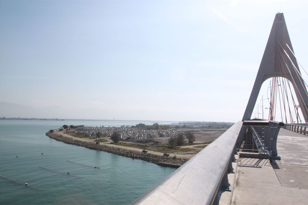  大鹏湾临海的跨湾大桥可饱览整个海城风光。陈宏铭摄