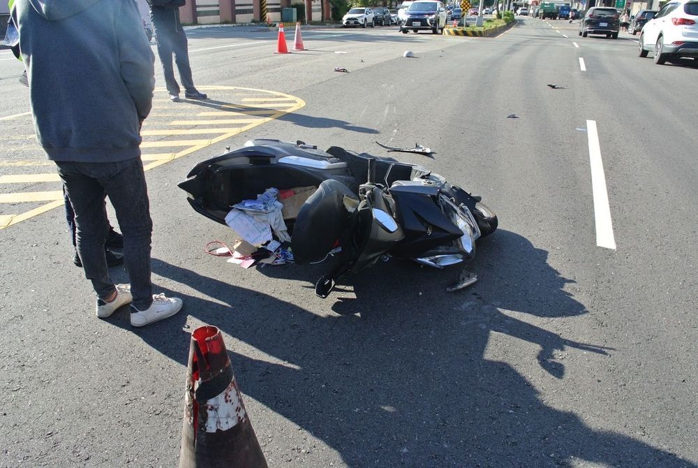 機車被撞倒地,少女手部骨折,後座男乘客傷重送醫搶救。讀者提供