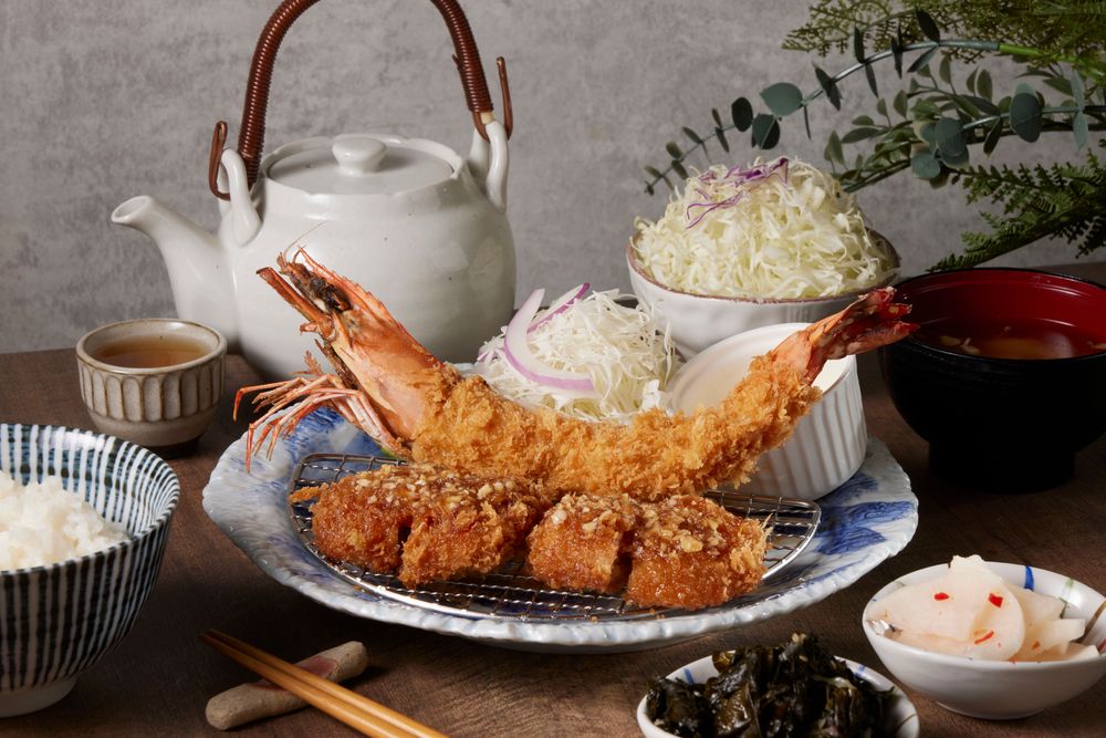 韓式蜂蜜蒜味海大蝦熟成腰內豬排售價560元,10%服務費另計。業者提供