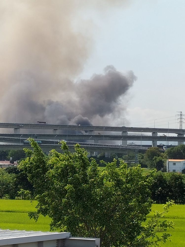 霧峰工廠大火地點就在國道三旁邊。翻攝霧峰人俱樂部